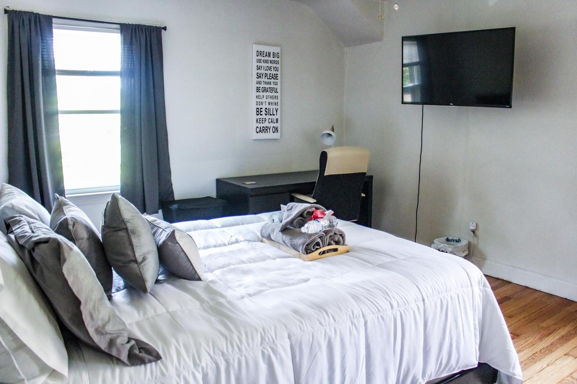 Master Bedroom In Home Away From Home Detroit Dış mekan fotoğraf